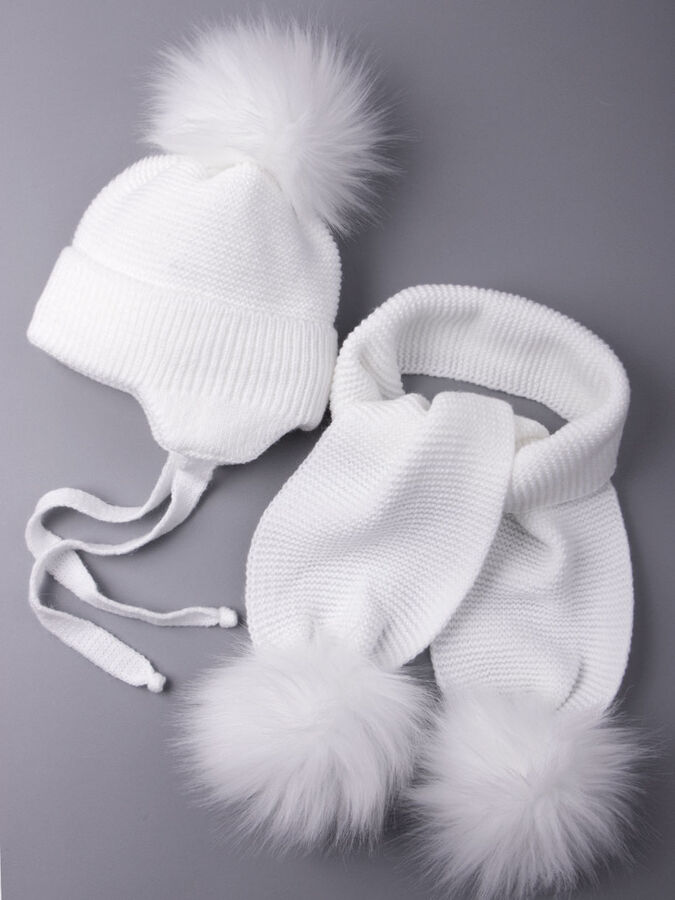 Шапка вязаная детская с помпоном на завязках, меланж + шарф с помпонами, белый